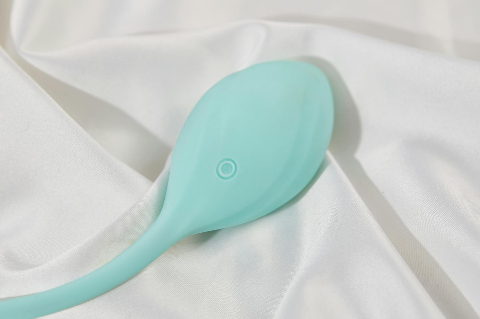 Vibrador de limão elegante em tecido de seda branca, representando retorno ao prazer